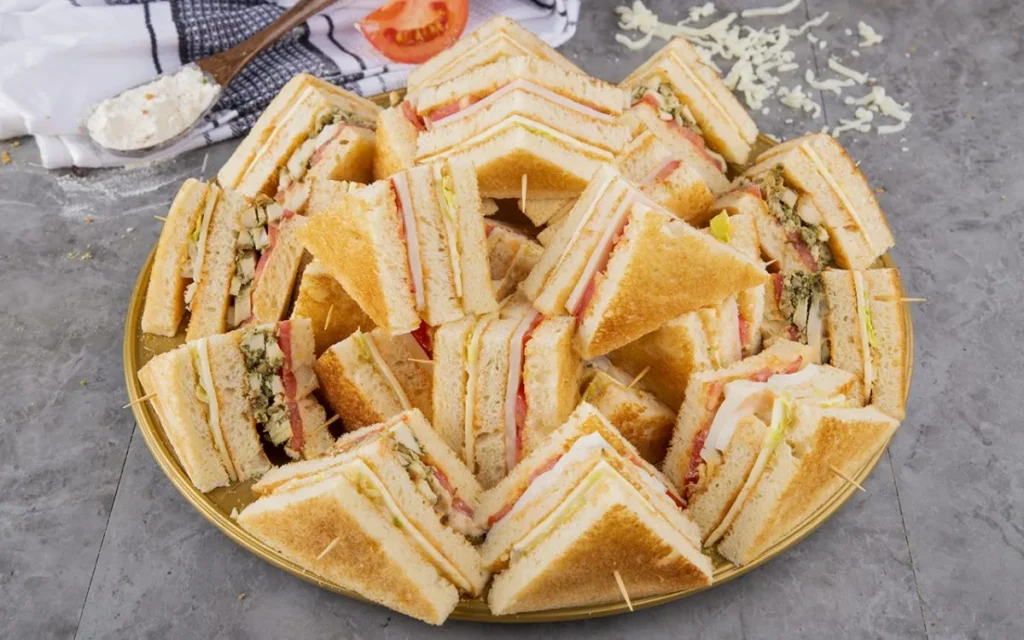 CLUB SANDWICH BASKET-24 PCS